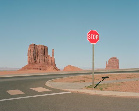 Dino Kužnik Photographs Highways And Heat In Arizona - IGNANT New Topographics, San Myshuno, Desert Aesthetic, Kunst Inspiration, Back Ground, Photographie Inspo, Desert Landscape, World Photography, Photography Awards