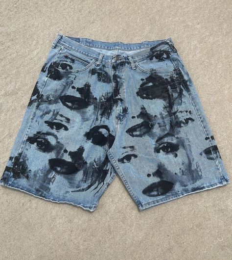 Custom Jorts Ideas, Jeans Design Ideas, Custom Jean Shorts, Custom Jorts, Denim Diy Clothes, Apparel Design Inspiration, Mode Hippie, Diy Clothes Design, Painted Clothes