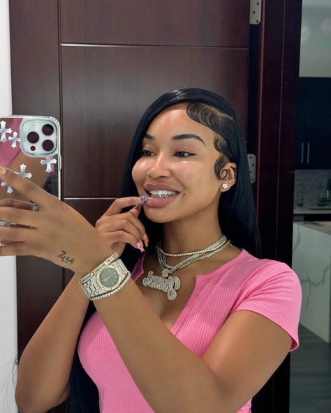 Karin Jinsui, Grills Teeth, Black Ponytail Hairstyles, Instagram Baby, Baddie Hairstyles, Black Women Art, Pink Outfit, Brown Skin, Black Women Hairstyles