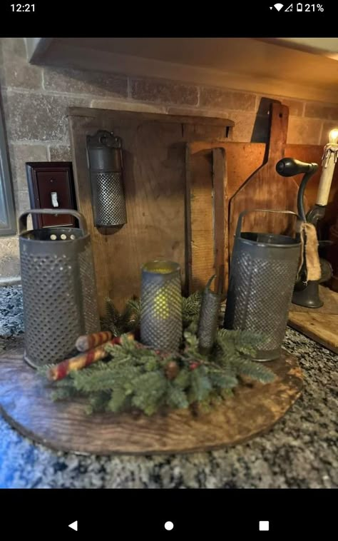 Primitive Shelf Decor Ideas, Primitive Living Room Ideas, Primitive Winter Decor, Primitive Farmhouse Christmas, Cabin Farmhouse Decor, Primitive Kitchen Cabinets, Early American Decorating, Christmas Boxes Decoration, Rustic Primitive Decor