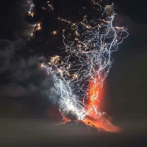 Calbuco's Volcanic Eruption, Chile. Photo by @volcanoes_photographer_chile Lightning Photography, Wild Weather, Image Nature, Lightning Storm, Sopot, Lightning Strikes, Negroni, Natural Phenomena, Science And Nature