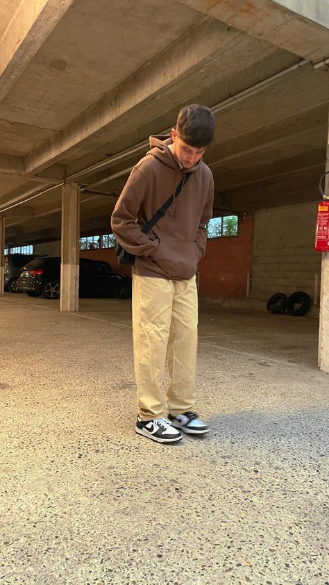 outfit: brown/beige - nike dunk low #fashion #nike #nikedunklow #nikedunk #aesthetic #outfit #ootd #outfitoftheday #outfitstyle #outfitinspiration Nike Dunks Outfit Men, Dunks Fit, Nike Dunk Low Outfit Men, Lolla Outfits, Boys Outfits Aesthetic, Nike Dunk Outfit, Beige Pants Outfit, Beige Nike, Dunk Outfit