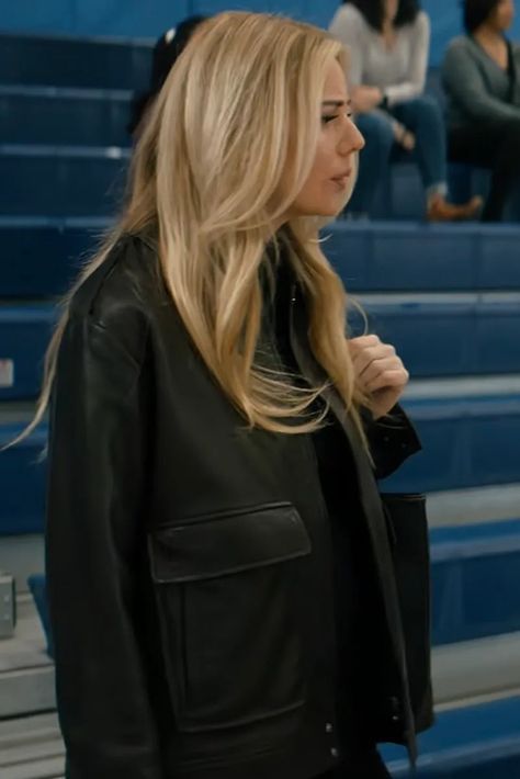 Netflix 'Nobody Wants This': Where to Get Justine Lupe's Outfits as Morgan — Femestella Nobody Wants This Series Outfits, Justine Lupe Hair, Justine Lupe, Lace Trim Shorts, Haircuts For Long Hair, Mother Denim, Netflix Series, Outfits Casual, Beauty Trends