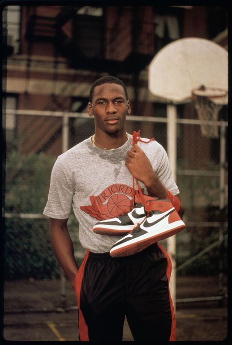 Michael Jordan Photos, Michael Jordan Pictures, Looks Hip Hop, Uncle Mike, Jordan Basketball Shoes, Basketball Photography, Nba Pictures, Basketball Legends, Love And Basketball