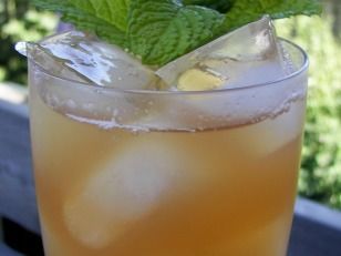 Apple Ginger Mint Iced Tea Lemon Iced Tea Recipe, Mint Tea Recipe, Ginger Honey Lemon, Iced Tea Recipe, Green Tea And Honey, Winter Drink, Apple Mint, Iced Tea Recipes, Love Tea