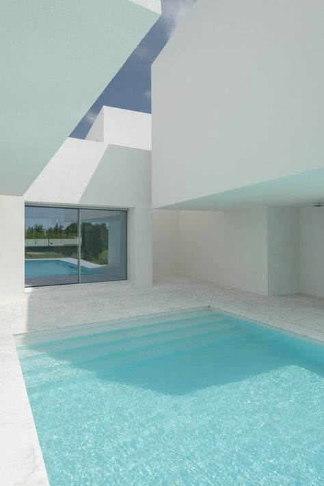 Between Two White Walls,© Ricardo Oliveira Alves Cheap Pool, Courtyard Pool, Pool Backyard, Pool Colors, Casa Country, Luxury Pools, Modern Pools, Backyard Pool Landscaping, Dream Pools