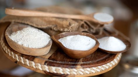 Baking soda and baking powder are both leavening agents, but they work differently in batters and doughs. So, in a pinch, can you substitute one for the other? No Shampoo Method, Leavening Agents, Baking Soda For Skin, Smelly Armpits, Baking Powder Substitute, Underarm Odor, Baking Soda Uses, Self Rising Flour, Food Science