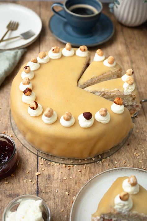 Diese Marzipan Nuss Torte ist die perfekte einfache Torte für jeden Anlass! Die leckere Geschmackskombi lässt jedes Herz höher schlagen! Marzipan Cake, Gateaux Cake, Marzipan, Advent, Cake