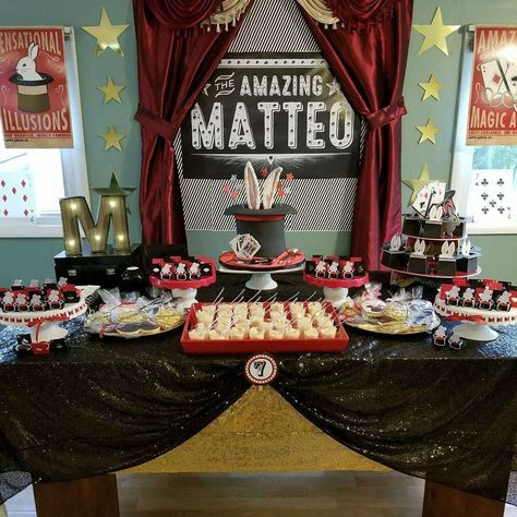 Matteo's Magical 7th Birthday | CatchMyParty.com Magician Centerpieces, Magic Themed Party Food, Magic Party Food Ideas, Magic Party Food, Magic Themed Birthday Party, Magician Cake, Magician Party, Magic Birthday Party, Birthday Magic