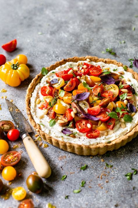 Tomato And Ricotta Tart, Bourisan Cheese Recipe, Ricotta Galette, Ricotta Tart, Recipe Tomato, Sommer Mad, Tomato Recipe, Tomato Tart, Savory Tart