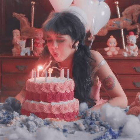 Melanie Martinez Birthday Cake, Cry Baby Storybook, Melanie Martinez Carousel, Melanie Martinez Birthday, Melanie Portals, Carousel Cake, Sweet 16 Themes, Eighteenth Birthday, Party Icon