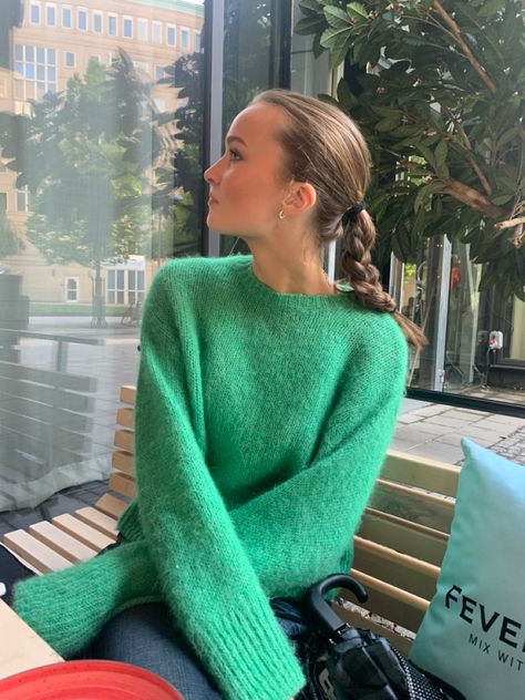 Bright Green Sweater Outfit, Jumper Aesthetic, Green Sweater Outfit, Fall Transition Outfits, Mum Fashion, Uni Outfits, Scandinavian Fashion, Stockholm Fashion, Knit Outfit