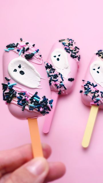 Halloween Ghost Snacks, Ghost Cakesicles, Ghost Cake Pops, Halloween Cakesicles, Cake Popsicles, Angel Baby Shower, Spooky Birthday, Ghost Cake, Halloween Breakfast