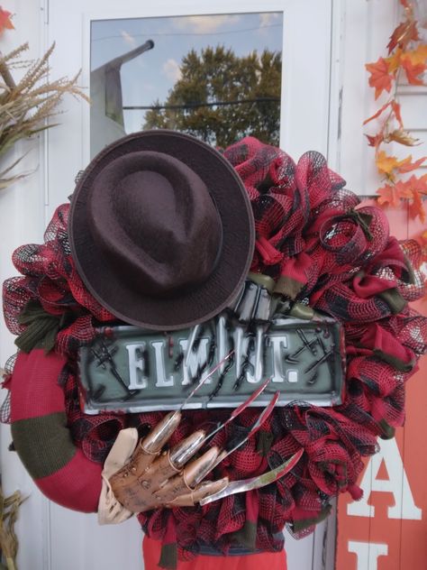 Freddy Krueger Wreath Diy, Freddy Krueger Wreath, Halloween Decorations Wreaths, Halloween Mesh Wreaths, Deco Mesh Wreaths Diy, Mesh Wreath Diy, Halloween Diy Crafts, Halloween Home Decor, Outdoor Halloween