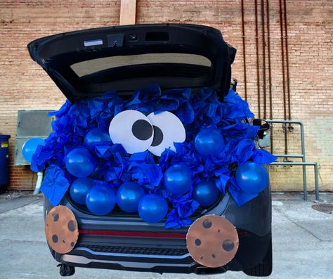 Cookie Monster Trunk with tissue paper and balloons for the face. Cookies are foam board spray painted brown with poster board chocolate chip cutouts. The eyes are also foam board with poster board circles. Cookie Monster Trunk Or Treat, Monster Trunk Or Treat, Monster Truck Bed, Trunk Decor, Monster Balloons, Golf Cart Decorations, Face Cookies, Trunker Treat Ideas, Haunted Library