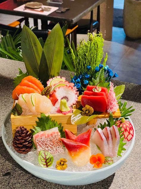 Sushi Presentation Ideas, Sushi Plating, Fancy Food Presentation, Japenese Food, Sashimi Platter, Japanese Food Sushi, Sushi Menu, Sashimi Sushi, Sushi Platter