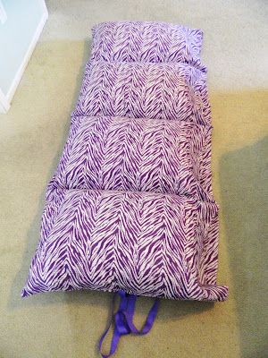 The Craft Mess: Tutorial: Pillowcase Sleep-mats. Used Princess pillowcases for my 4 year old, she loves it! Baby Nap Mats, Pillow Mat, Nap Mat, Sew Ins, Sewing Pillows, Learn To Sew, Sewing For Kids, The Craft, Kid Beds