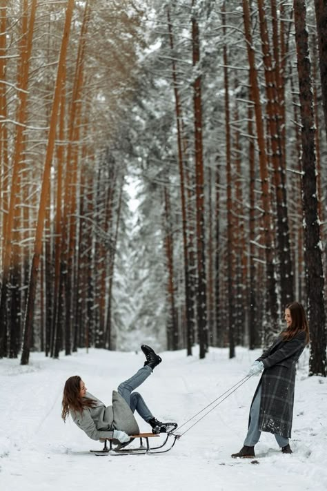 Winter Camping Photoshoot, Winter Portrait Photography Snow, Friends Winter Photoshoot, Winter Photoshoot Ideas With Friends, Best Friend Snow Pictures, Sledding Photoshoot, Friend Winter Photoshoot, Best Friend Winter Photoshoot, Winter Outdoor Photoshoot