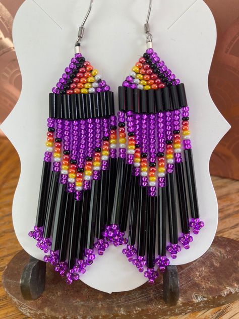 Bugle Beaded Earrings, Native Earrings, Loom Designs, Diy Seed Bead Earrings, Seed Bead Jewelry Patterns, Bead Loom Designs, Beaded Earrings Diy, Earring Wire, Purple Metallic