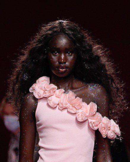 Blumarine Ss22, Tribe Fashion, Pink Runway, Black Runway, High Fashion Branding, Catty Noir, Black Goddess, Black Curly Hair, Body Glitter