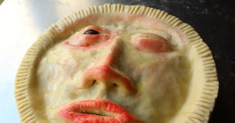 A few months ago I saw a pie image on Twitter so creepy, and disturbing, that I actually questioned whether it was too terrifying to post ... Face Pie, Halloween Pastry, Creepy Halloween Desserts, Pie Images, Pie Art, Scary Food, Halloween Themed Food, Halloween Foods, Spooky Party