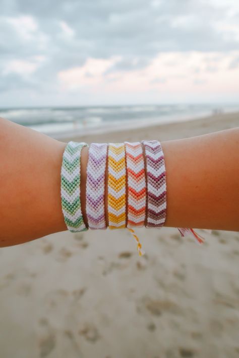 Available in my Etsy! This simple, chevron friendship bracelet with minimalist monochromatic friendship bracelet is the PERFECT VSCO girl bracelet set for the summer! The perfect beach aesthetic, these aesthetic bracelets are cute friendship bracelets, but also give off Outer Banks bracelets vibes, as well as Pura Vida bracelets vibes. Minimalistic friendship bracelets are Belle Mer Bracelet's staple for summer #bellemerbracelets #maddiegreendesigns #friendshipbracelets #vscogirl #outerbanks Chevron Friendship Bracelets, Friendship Bracelets Easy, String Bracelet Patterns, Diy Friendship Bracelets Tutorial, Friendship Bracelet Patterns Easy, Cute Friendship Bracelets, Yarn Bracelets, Handmade Friendship Bracelets, Friendship Bracelets Tutorial