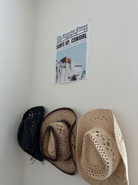 Cowgirl Hats On Wall, Surfer Cowgirl Room, Costal Western Bedroom, Coastal Western Home, Modern Cowgirl Room, Cowgirl Hat Wall, Cowboy Hat On Wall, Clean Beachy Room, Country Bedroom Aesthetic