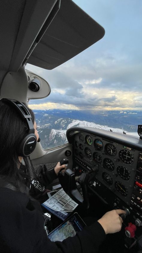 Pilot Woman Aesthetic, Lady Pilot Aesthetic, Pilot Dream, Pilot Aesthetic, Pilot Girl, Pilot Life, Future Pilot, Pilot Career, Aviation Education