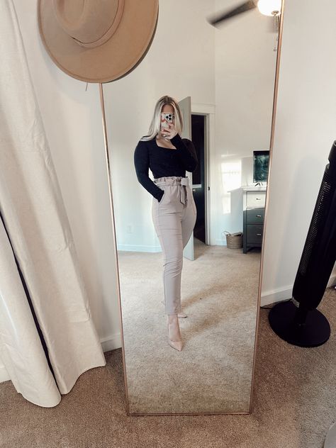 #pants #heels #mondaymotivation #outfits #workwear #business Internship Aesthetic Outfit, Office Administrator Outfits, Bank Work Outfits Women, Receptionist Outfit, Professional Fits, Casual Office Shoes, Buisness Casual Women, Conference Outfit, Cute Office Outfits