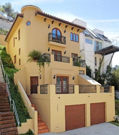 Yellow Spanish House, Small Mexican House Exterior, One Story Spanish Style Homes, Small Mexican House, Mexican House Exterior, Yellow House Exterior, Mexico House, Room Of One's Own, Pintura Exterior