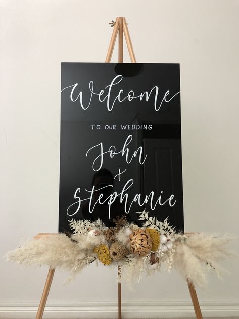 Wedding Entrance Sign Chalkboards, Black Acrylic Welcome Sign Wedding, Black Acrylic Wedding Sign, Wedding Entrance Sign, Mums Wedding, Wedding Welcome Board, Party Entrance, Wedding Chalkboard Signs, Wedding Stage Design