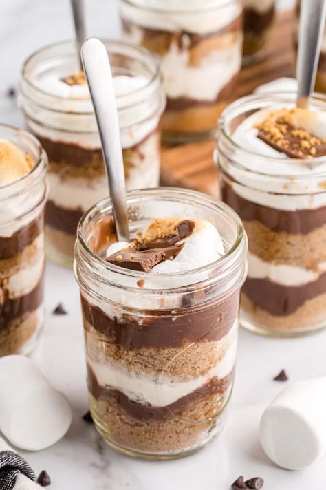 No need to build a campfire to make these layered s'mores parfaits come to life! A close relative to s'mores pudding, but with layers of crunch and a better presentation. Smores Parfait, Campfire Dessert, Build A Campfire, Indoor Smores, Baked Smores, Mason Jar Desserts, Pudding Parfait, Chocolate Pack, Parfait Recipes