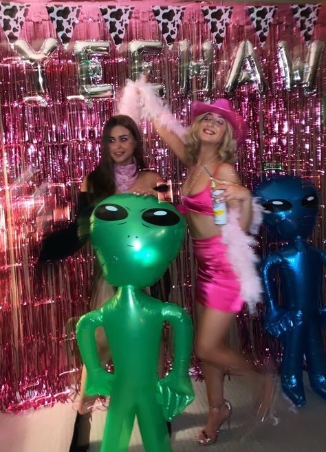 Space Cowboy party inspo Space Cowgirl Bday Party, Aesthetic Cowgirl Party, Alien And Cowboy Party, Space Cowboys Costume, Electric Cowgirl Party, Cowgirl Themed Birthday Party Aesthetic, Space Cowgirl Party Ideas, Alien Cowgirl Party, Cowgirl Birthday Party Aesthetic