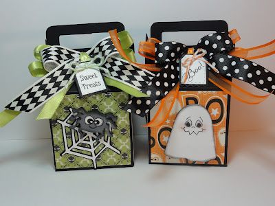 The Cricut Bug: Halloween Treat Box's using tags bags boxes & more 2, mini monsters & doodlecharms. Halloween Treat Holders, Halloween Treat Boxes, Halloween Paper Crafts, Halloween Cards Handmade, Cricut Halloween, Halloween Goodies, Halloween Treat Bags, Treat Box, Halloween Treat