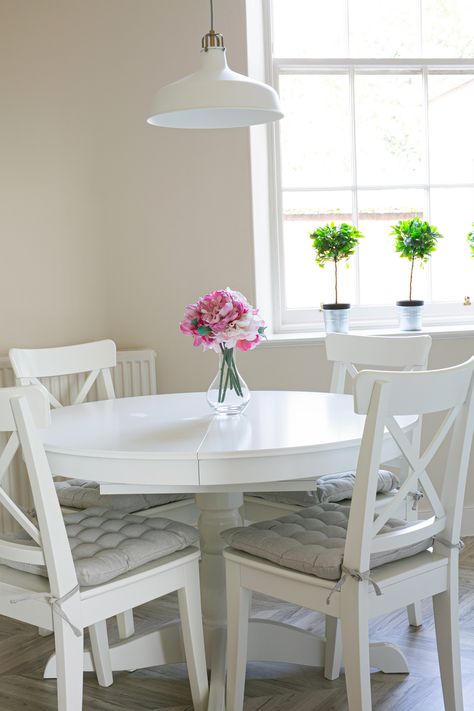 Dining Room With Round Table, Kitchen Refresh, White Dining Table, Beauty Room, Dining Decor, Kitchen Interior, Sweet Home, Dream House, Dining Chairs