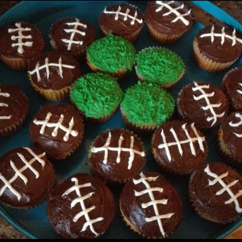 Football and grass cupcakes Grass Cupcakes, Baseball Tickets, Super Bowl Party Food, Football Treats, Birthday Cupcakes Boy, Football Banquet, Football Cupcakes, Bowl Party Food, Football Snacks