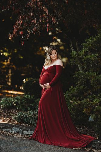 Maternity Pictures Red Dress, Photoshoot Pregnancy, Maternity Photography Poses Outdoors, Outdoor Maternity Photos, Plus Size Maternity, Maternity Pics, Maternity Photography Poses, Long Red Dress, Photography Maternity