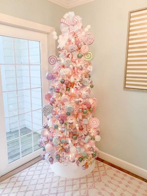 Christmas Tree Inspiration Silver, Pink Xmas Tree, Christmas Tree Inspo, Pink Sweets, Gingerbread Christmas Tree, Candy Christmas Tree, Holiday Aesthetic, Pink Xmas, S Aesthetic