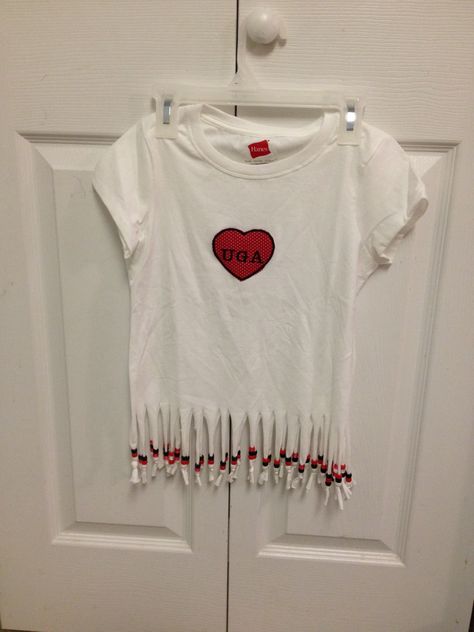 Cut the t-shirt into fringe at the bottom. Have child string pony beads onto the individual fringes. Then tie a knot at to keep beads in place. (Tip: wash & dry inside of a pillow case to minimize noise and potential for loosing beads in the appliances.) Beads Shirt, Tshirt Hacks, Fringe Tshirt, Beaded Shirt, Tie A Knot, Tied T Shirt, Beading Ideas, Camping Art, Pony Beads