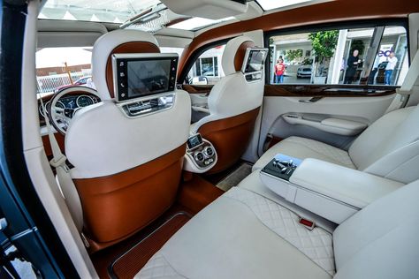 Bentley SUV in high-definition photo! #luxury #car #interiors Bentley Suv, Luxe Auto's, Luxury Car Interior, Vw T6, Suv Cars, Luxury Suv, Luxury Car, Love Car, Future Car