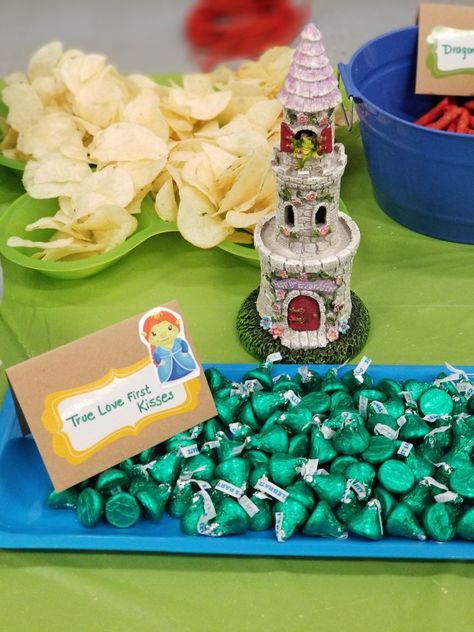 Shrek Party Desserts, Shrek First Birthday Boy, Shriek Party Ideas, Shrek 2 Birthday Party, Shrek Birthday Party Food Ideas, Shriek Birthday Party, Shrek Themed Party Food, Shrek Party Food Ideas, Shrek 3rd Birthday Party