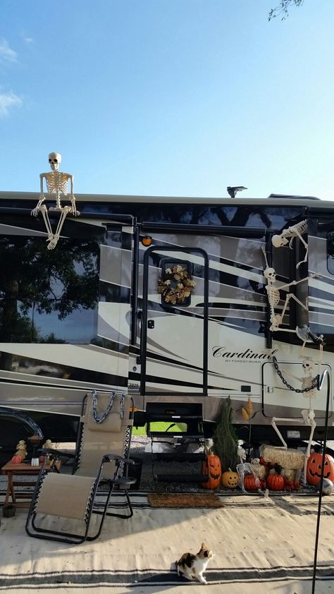 Motorhome Halloween Decorations, Trailer Halloween Decor, Halloween Decorations Outdoor Camper, Outdoor Fall Camper Decor, Disney Camping Decorations, Rv Site Halloween Decorating Ideas, Halloween Decorations For Rv Camping, Halloween Decorated Campsites, Halloween Decorations Camper