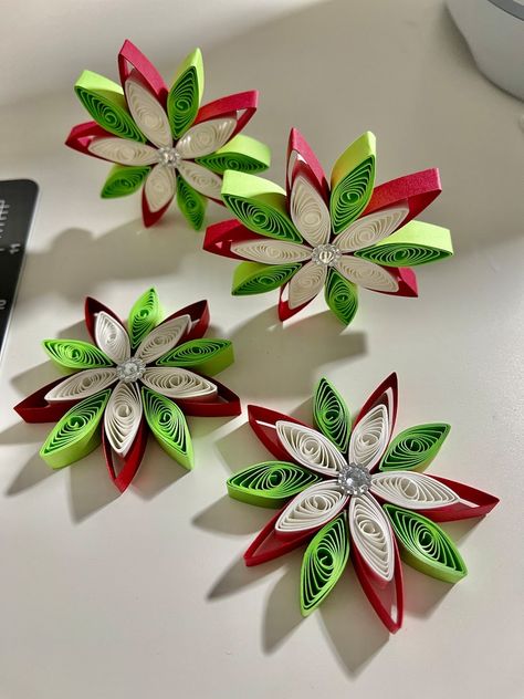 Quilling Ideas Christmas, Quilling Christmas Decorations, Paper Quilling Ornaments, Paper Quilling Christmas Ornaments, Quiling Paper Art Projects, Christmas Quilling Patterns, Christmas Paper Quilling, Christmas Quilling Ideas, Quilled Poinsettia