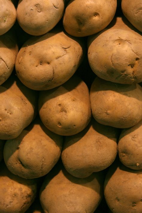 Potato Picture, Fall Garden Planting, Potato Famine, Gardening Inside, Uganda Africa, Food Safety Tips, Irish Potato, Celtic Crosses, Irish Potatoes