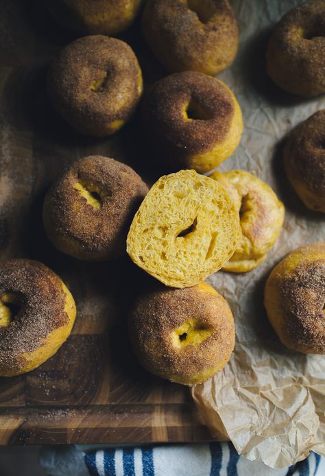 No-Knead Pumpkin Spice Sourdough Bagels | theclevercarrot.com The Clever Carrot, Clever Carrot, Pumpkin Bagels, Sourdough Bagels, Starter Recipes, Mini Bagels, Discard Recipes, Sour Dough, Sourdough Discard