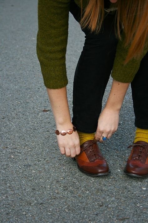 Visible Sock- Winter - Album on Imgur Brown Oxfords Outfit, Oxfords With Socks, Pretty Tomboy, Oxfords Outfit, Neutral Pants, Colourful Socks, Brown Oxford Shoes, Oxford Shoes Outfit, Yellow Socks