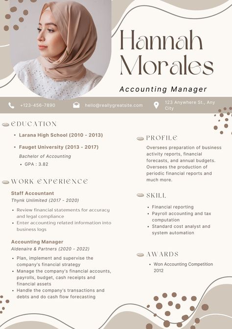 Stand out in the sea of applicants with a beautiful and professional resume template. Our custom accounting manager resume design takes the hassle out of creating a resume that reflects your individual achievements and experiences. It can be tailored to emphasize key skills and strengths, while highlighting any special qualifications or awards. Provide potential employers with a polished portfolio that shows off your experience and talent. Resume Design For Accountant, Resume Design Ideas, Accountant Cv, Suit Hijab, Cv Skills, Cv Layout, Professional Resume Format, Cv Design Professional, Accountant Resume