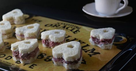 Inspired by the rise to popularity of spirit boards during Victorian Times, these ham and roast beef Planchette Tea Sandwiches give a nod to the Ouija board. Vintage Apocalypse, Apocalypse Halloween, Horror Themed Party, Horror Movie Night, Victorian Tea Party, Halloween Tea Party, Tea Sandwiches Recipes, Victorian Halloween, Movie Themed Party