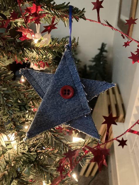 Blue Jean Ornaments, Denim Christmas Decorations, Denim Ornaments, Fabric Christmas Decorations, Primitive Christmas Decorating, Diy Felt Christmas Ornaments, Fabric Star, Christmas Decorations Diy Crafts, Christmas Crafts To Sell