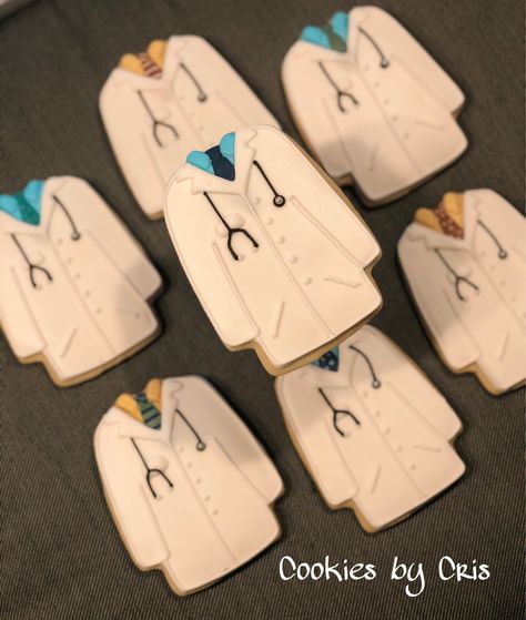 White coat sugar cookies; lab coat cookies, white coat ceremony White Coat Cookies Decorated, Lab Coat Cookies Decorated, Lab Coat Cookies, White Coat Cookies, White Coat Ceremony Party, Doctor Cookies, Medical School Graduation Party Ideas, Nurse Graduation Party Decorations, Appreciation Cookies